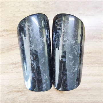 Smidd texturerad kolfiber benskydd